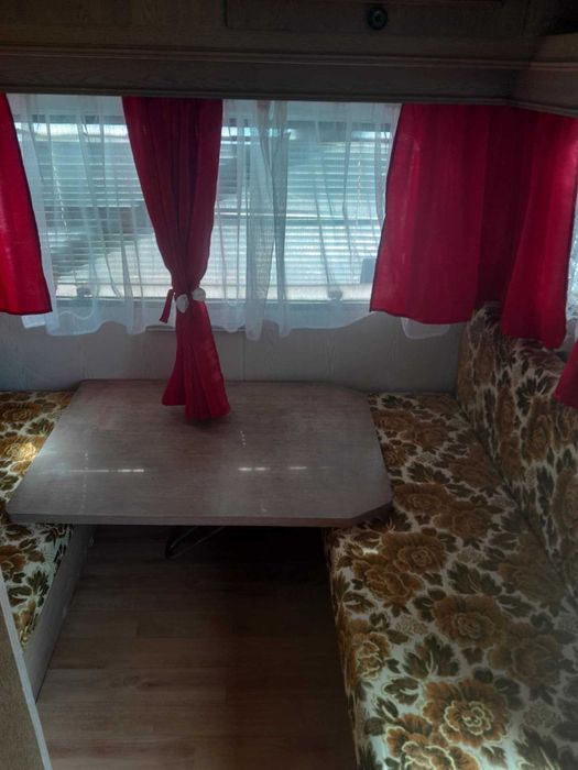 Седем метрова каравана с две оси и две спални