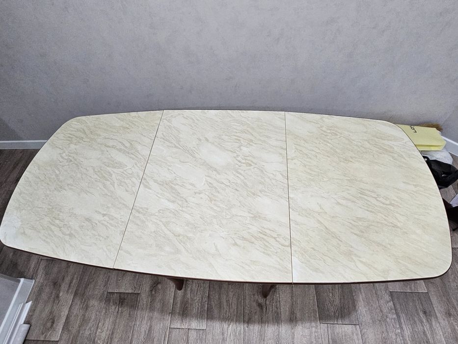 Стол деревянный.