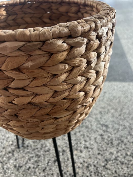 Ратанова кашпа с метални крачета / саксия