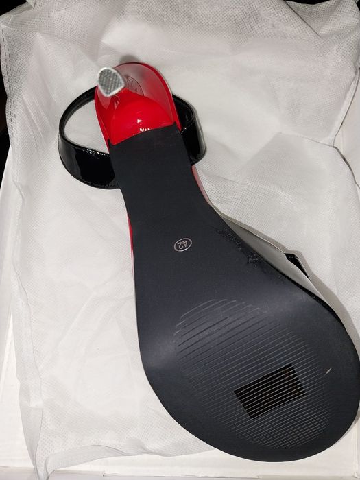 Черни лачени сандали с висок ток