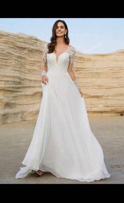 Сватбена рокля с дантелени ръкави и регулиращо се  закопчаване