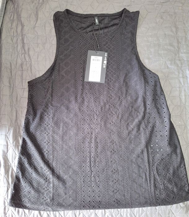 Haine noi cu etichetă( bluze, pulovere, tricouri)