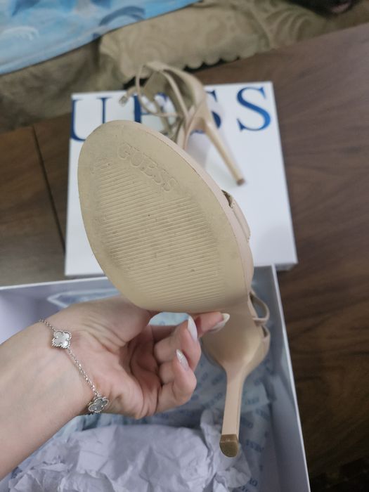 Сандали на висок ток Guess