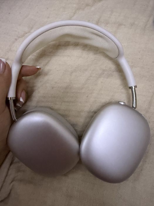 Airpods max серебристого цвета