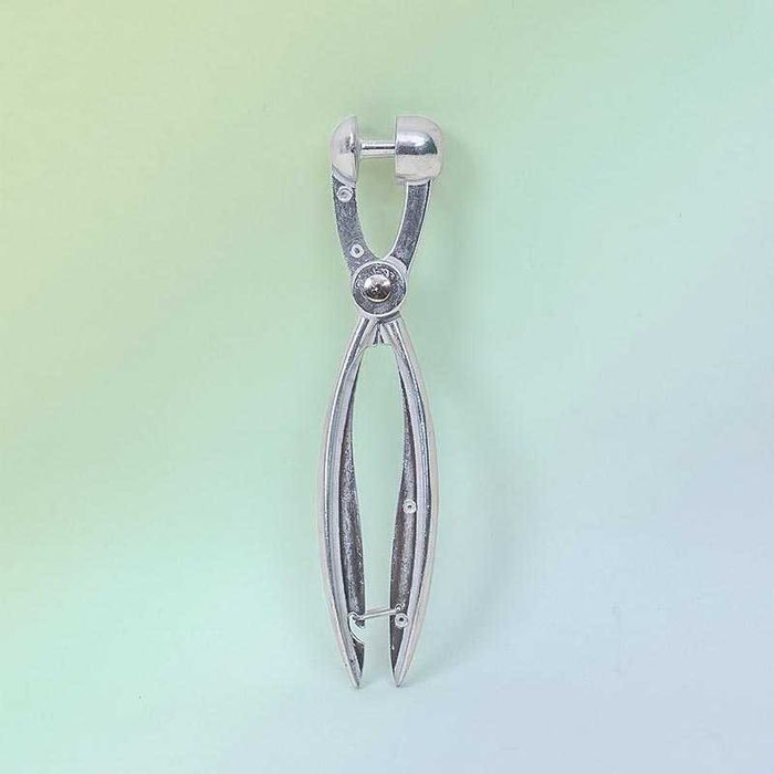 Уред за обезкостяване на череши