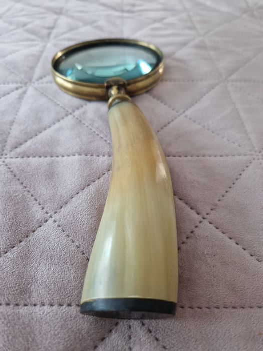 Lupă mare de colecție din alamă cu mâner din corn natural, lungime 26 cm