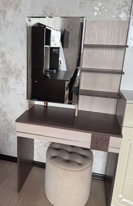 Продам рабочий стол, комод и зеркало