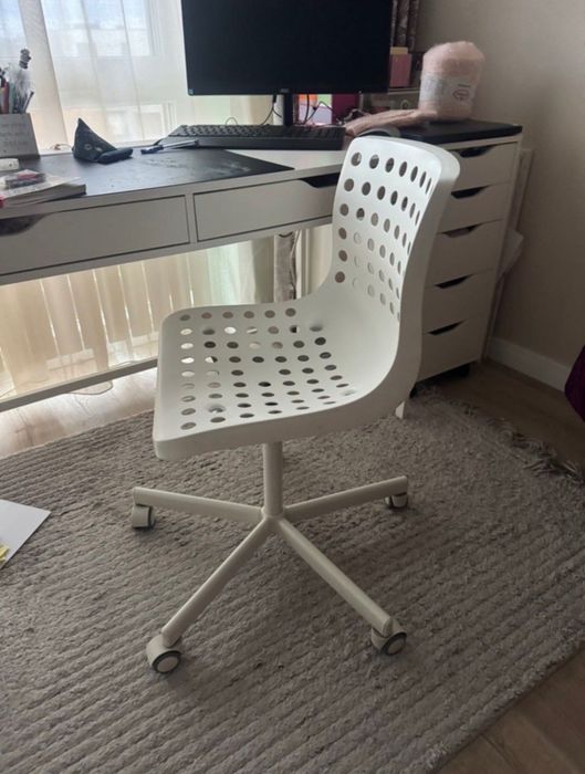 Офис стол ИКЕА с повдигащ механизъм и колелца