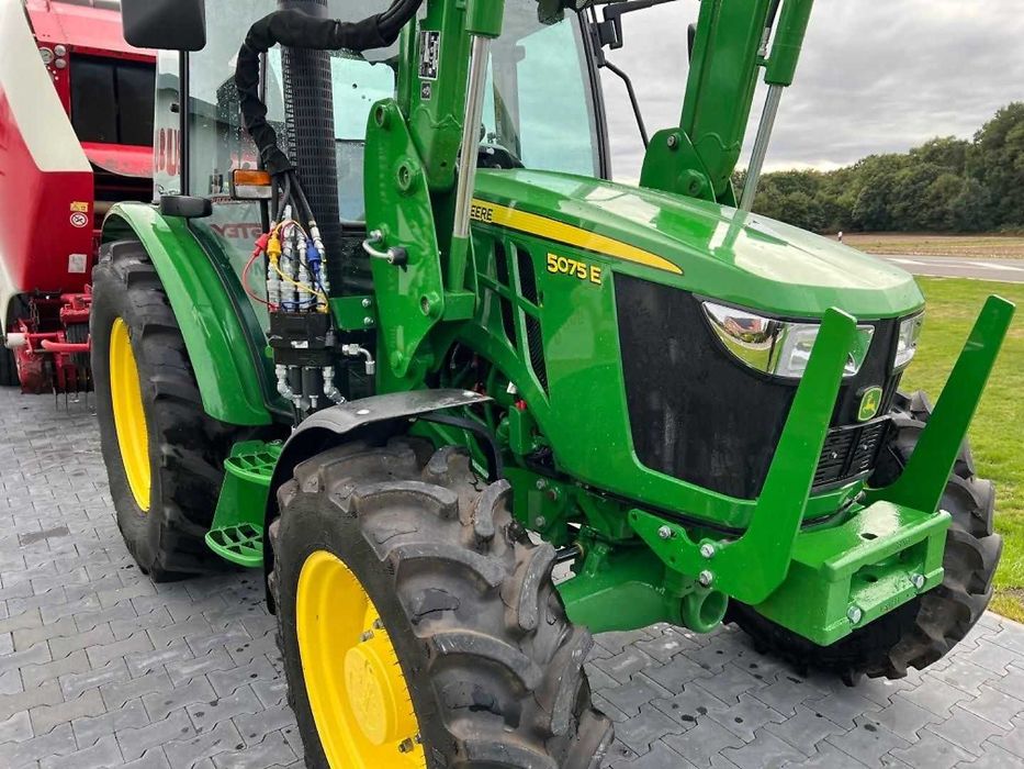 Tractor John Deere 5075 Edition Premium cu Incarcator Frontal Cupa si Furca de Baloti an 2022 Case Claas New Holland Fendt Deutz