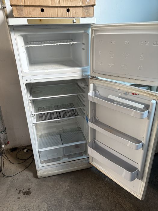 Холодильник Indesit в хорошем состоянии, рабочий