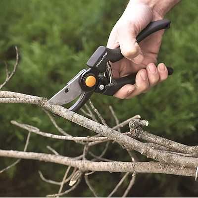 Мачете за кастрене на клони Fiskars XA3 + подарък спортен сак/мешка