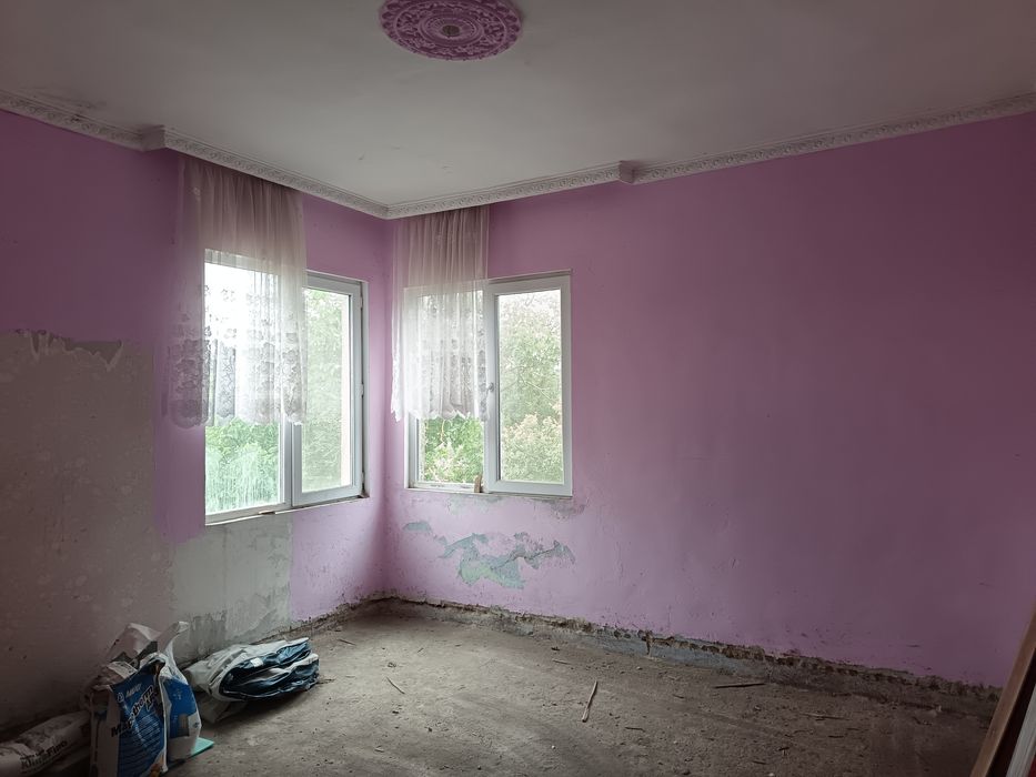 Масивна двуетажна къща в село Студена