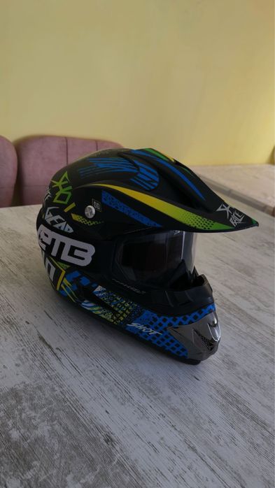 Cască cu ochelari nouă