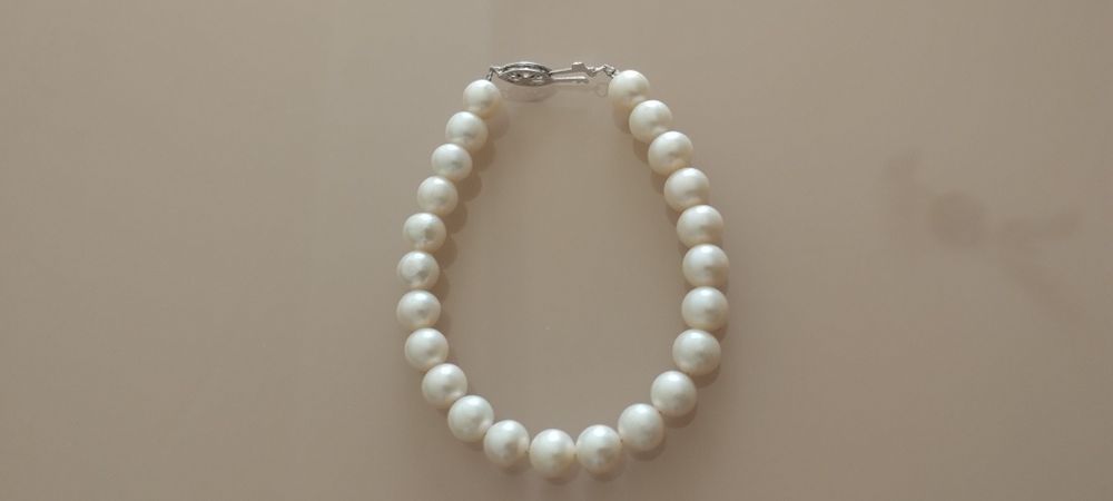 Brățară elegantă din perle albe – un șir clasic