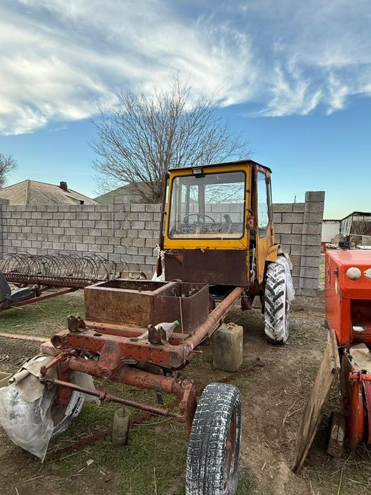 Трактор тырмасымен