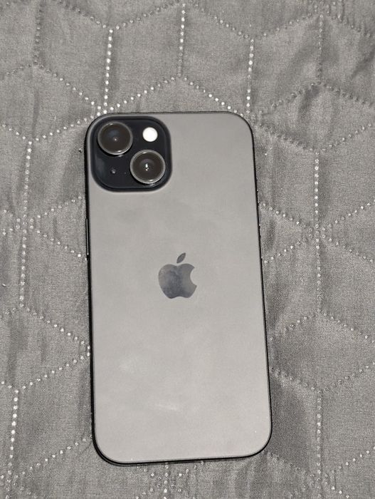 iPhone 15 negru.