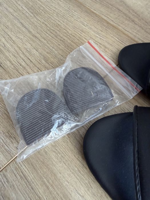 Черни сандали на дебел ток