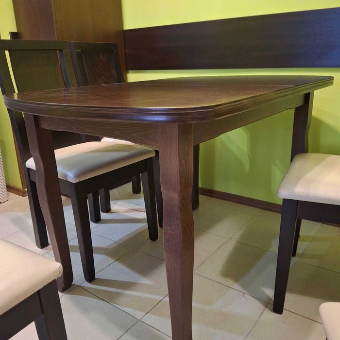 Маса и 6 стола  Масата и столовете са масивни.