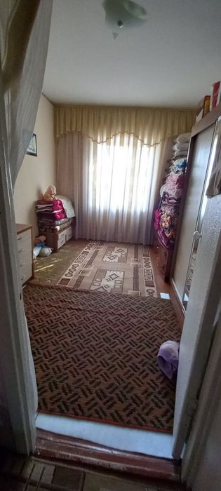 Уй сотилади кирпичныйда 4-етажли домни 2-етажида 2-хонали уй