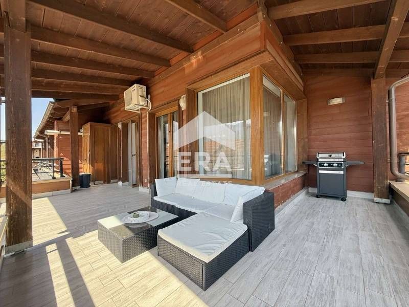 Луксозен четиристаен апартамент под наем с просторна тераса в комплекс