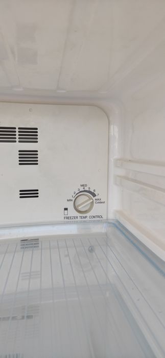 Хладилник с фризер SHARP