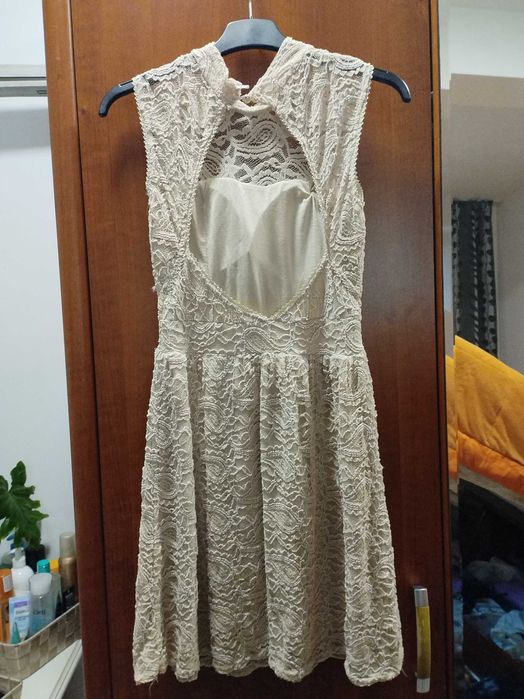 Дантелена рокля с гол гръб