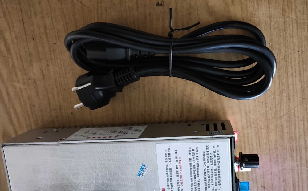 Продавам регулируемо,лабораторно захранване-0-50V,350W