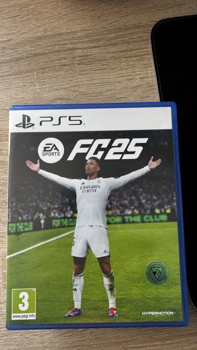 Playstation 5 с три контролера