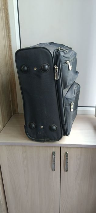 Чемодан на колесиках