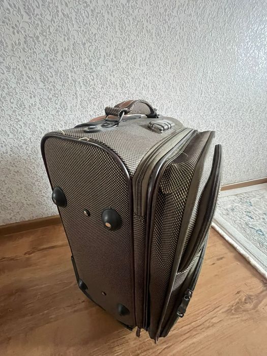 Продам чемодан в отличном состоянии