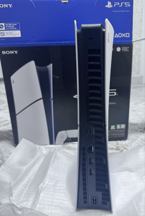Sony PlayStation 5. 825 GB