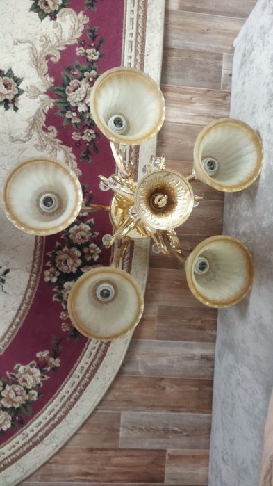 Продам люстру в отличном состоянии