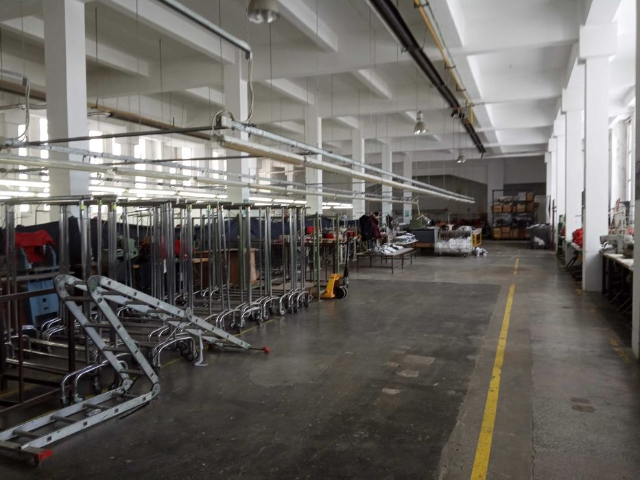 Hala construita pe 3 niveluri cu cca 4000 mp utili si teren, la DN 15 or. Buhusi, jud. Bacau, Romania