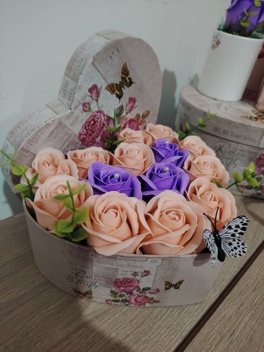 Cutie tip inima cu trandafiri de săpun