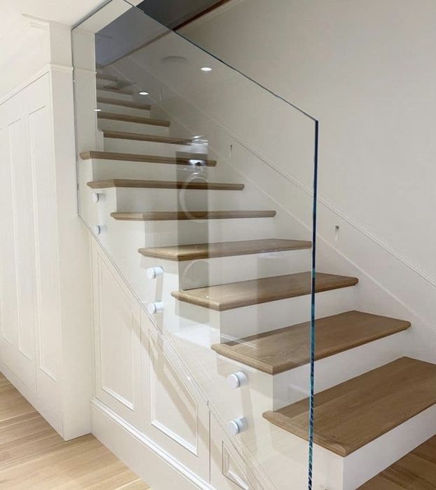 Перила стеклянно  огрождения лестница