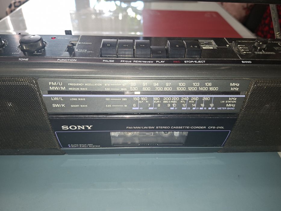 Radiocasetofon mediu Sony CFS-210L, radio 4 benzi  ( Antena Satelor), made in France