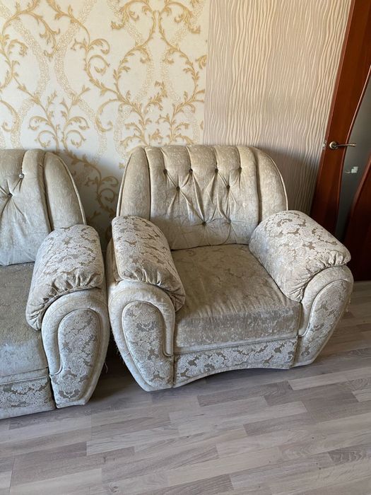 Заголовок  Продам диван с 2 креслами