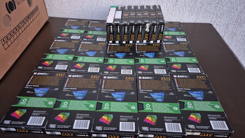 Vând Lot 14 casete video VHS originale marca Emtec de 240 minute film