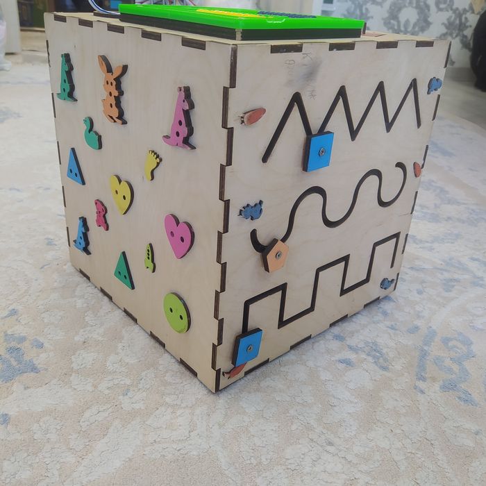 Детский развивающий бизикуб