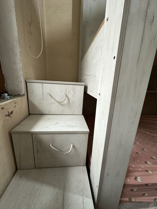 Двухэтажная кровать для девочек.