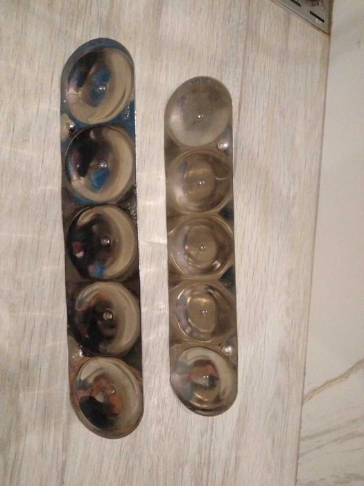 Стари стабилни закачалки за стена