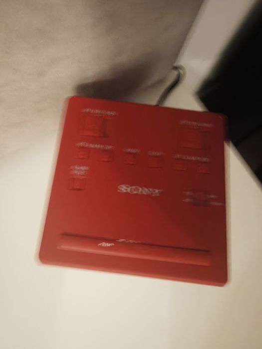 Ceas roșu deșteptător Sony