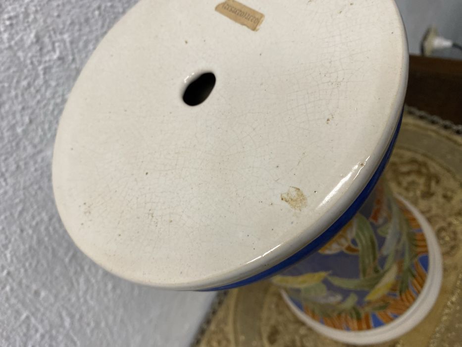 Италианска порцеланова колона поставка са цветя майолика