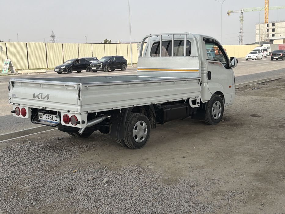 Kia bongo sotiladi 2013 yil