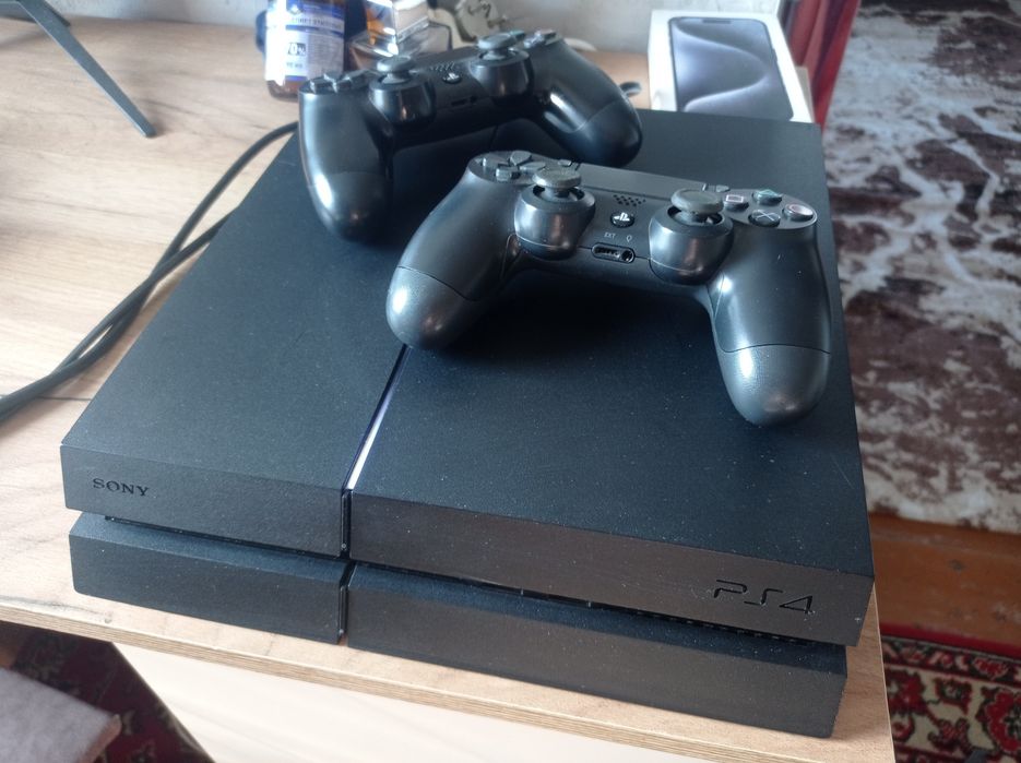 Продам PS4 фат  Идеал