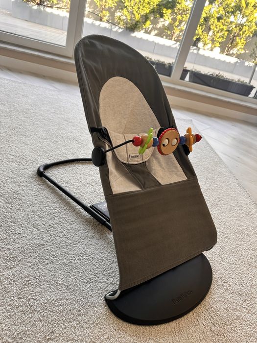Șezlong BabyBjörn Bliss Anthracite + Jucărie Lemn inclusă