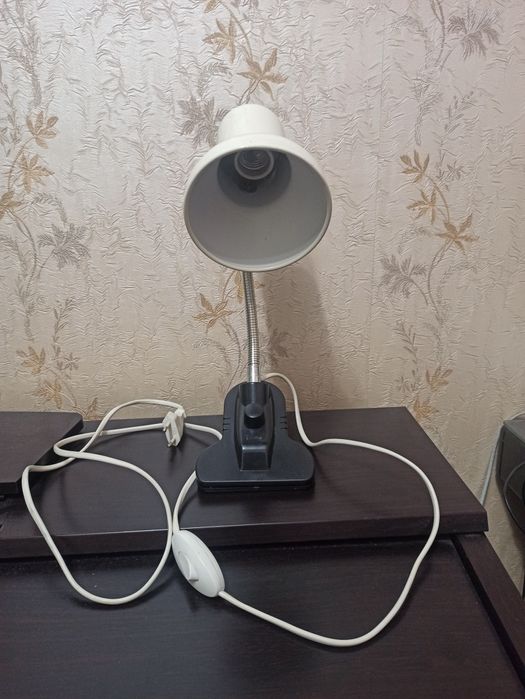 Продам лампу настольную б/у.