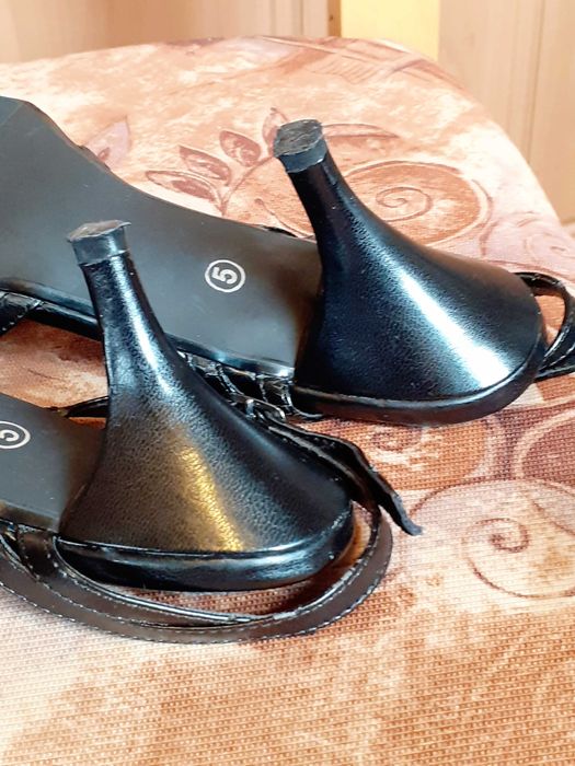 Черни дамски сандали с ток