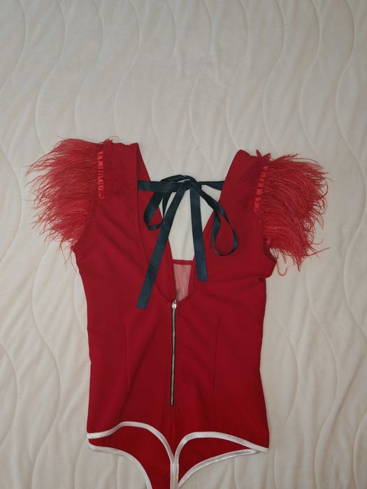 Червено боди с пера