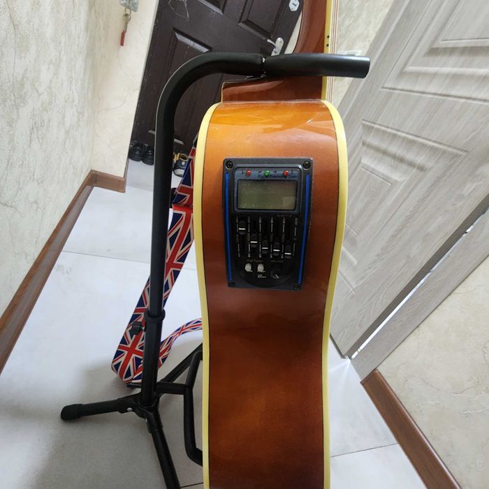 Продам акустическую гитару 41 размер 6 струная